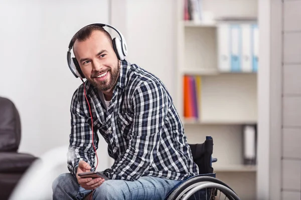 Sonriente discapacitado hombre emocionado acerca de nuevo track —  Fotos de Stock