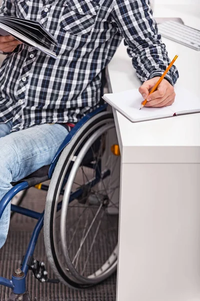Tipo discapacitado inteligente estudiando en casa —  Fotos de Stock
