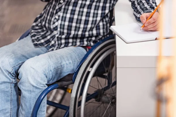 Homem com deficiência elegante que trabalha à mesa — Fotografia de Stock