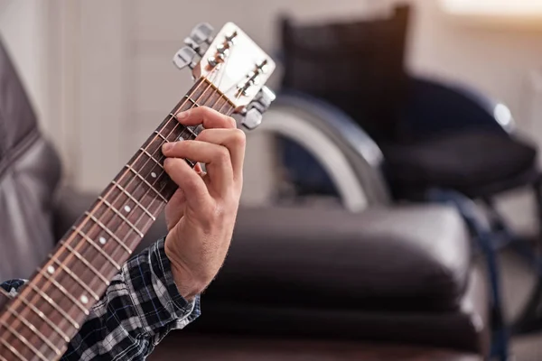 Begåvade funktionshindrade mannen spelar gitarr — Stockfoto