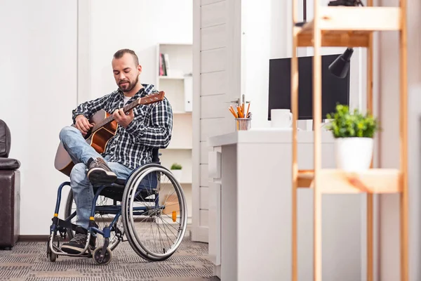 Hombre discapacitado devoto tocando instrumento musical —  Fotos de Stock