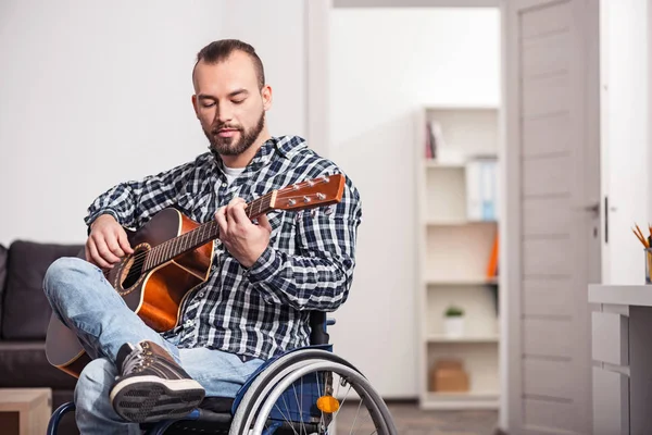 Junger behinderter Mann performt ein Lied — Stockfoto