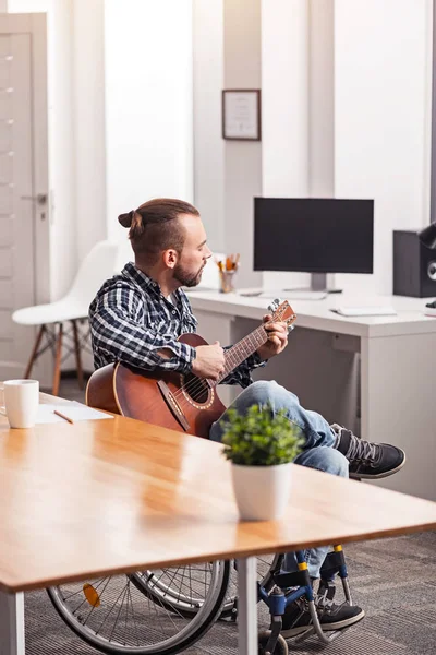 Inspired disabled musician diving into music — Stock Photo, Image