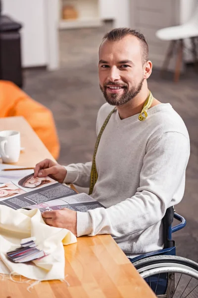 Entusiasta modista discapacitado leyendo revistas de moda — Foto de Stock