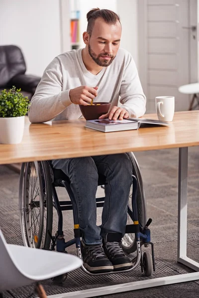 Młodych niepełnosprawnych facet jego posiłku rano — Zdjęcie stockowe