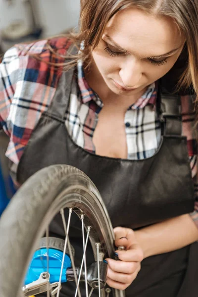 Wachsamer junger Techniker mit der Reifenanzeige in der Garage — Stockfoto
