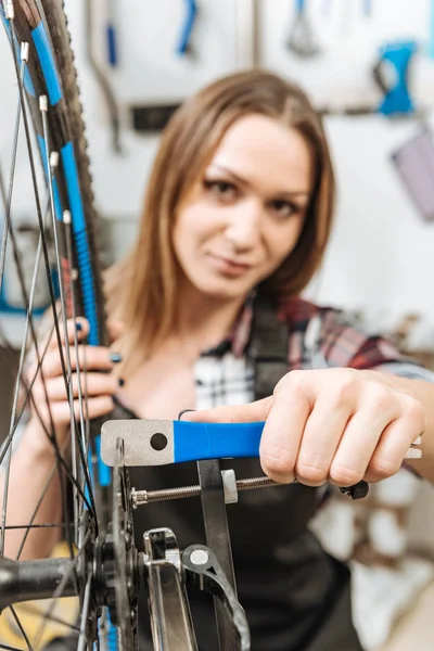 Artesana positiva fijando el detalle en el taller de reparación — Foto de Stock