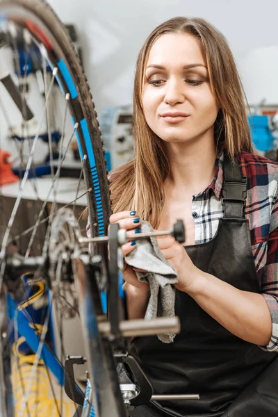 Neşeli craftswoman zor iş günü sonra dinlenme