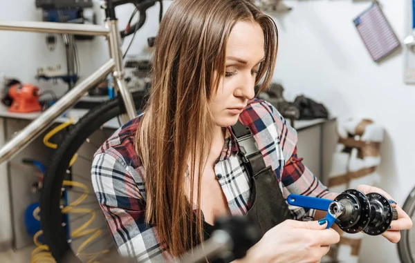 Mecánico atento que trabaja en el taller de reparación — Foto de Stock