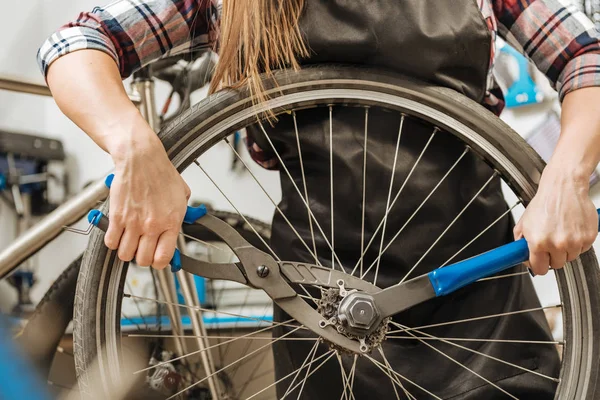 Bisiklet zinciri sabitleme çalışkan craftswoman — Stok fotoğraf