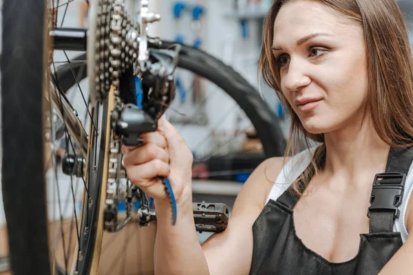 Bisiklet zinciri tamir neşeli craftswoman — Stok fotoğraf