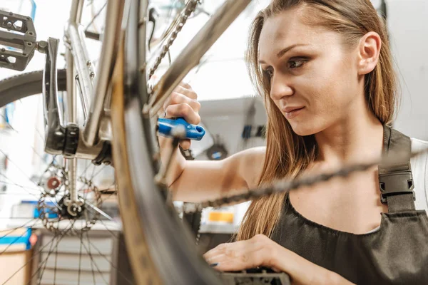 Ler positiva tekniker reparera pedalen i verkstaden — Stockfoto