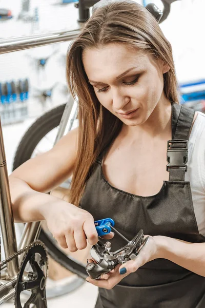 Artesana perseverante reparando el pedal en el garaje — Foto de Stock