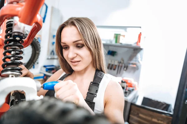 Alegre mecánico sonriente trabajando en el garaje — Foto de Stock