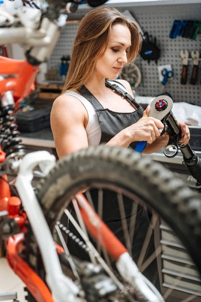 Betrokken blij mechanische werken in de garage — Stockfoto