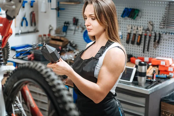 Vrij geconcentreerd craftswoman weging instrumenten in de werkplaats — Stockfoto