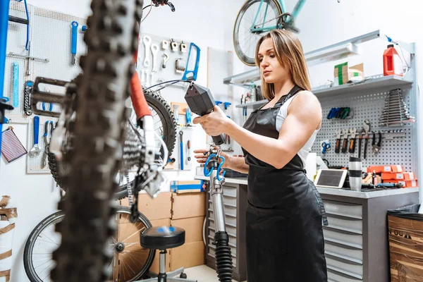 Atölye ayrıntılarda ağırlık ölçme ciddi konsantre craftswoman — Stok fotoğraf