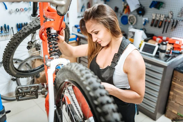 Perseverenta maestru de sex feminin repararea bicicletei de munte — Fotografie, imagine de stoc