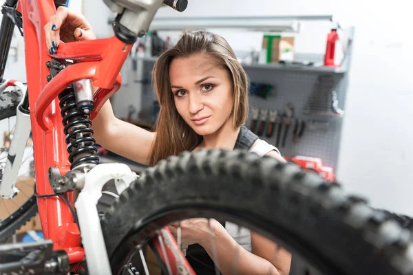 Glada kvinnlig mekaniker avkopplande i verkstaden — Stockfoto
