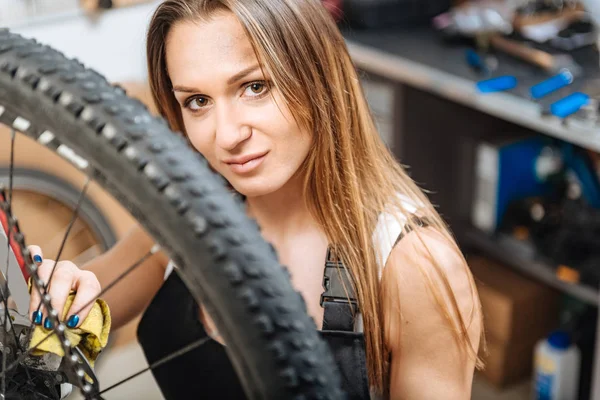 Усердная женщина-механик вытирает мазут в гараже — стоковое фото