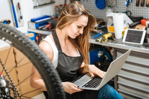 Atölyede modern aygıtıyla ilgili kadın makinist