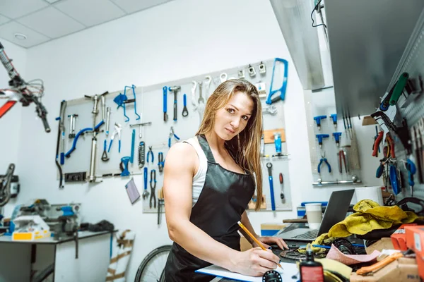Красивая женщина-техник рисует черновик в мастерской — стоковое фото