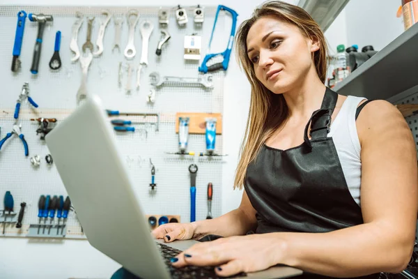 Blij vrouwelijke technicus ontspannen en het gebruiken van laptop — Stockfoto