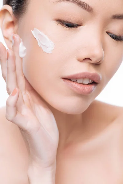 Bella donna positiva che applica la crema sul viso — Foto Stock