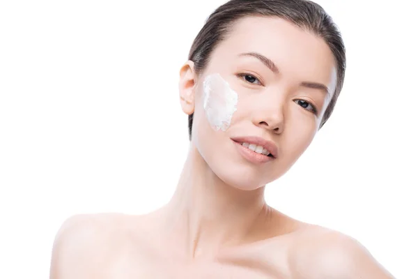 Vrolijke jonge vrouw met gezichtscrème op haar Wang — Stockfoto