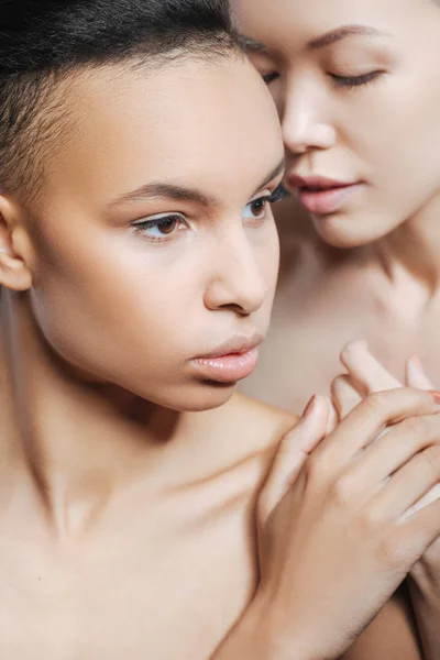 Mujer joven seria girando la cabeza — Foto de Stock