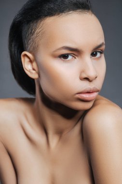 Onu omuzlar öne çekerek çekici güzel kadın