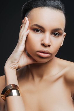 Bir altın bilezik giyen ciddi hoş kadın