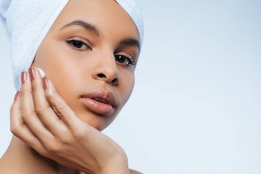 Bir havlu kafasına sahip güzel güzel kadın