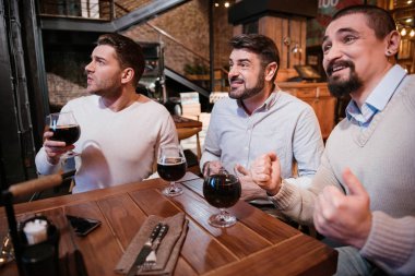 Futbol maçı izlerken çok mutlu güzel erkekler