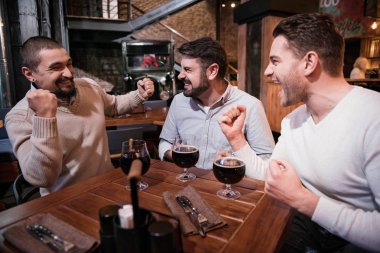 Olumlu memnun erkekler duygularını ifade etme