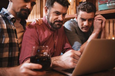 Arkadaşlar laptop oturan güzel hoş bir grup