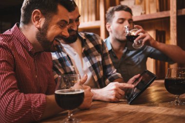 Tablet ekrana bakarak olumlu iyi adam