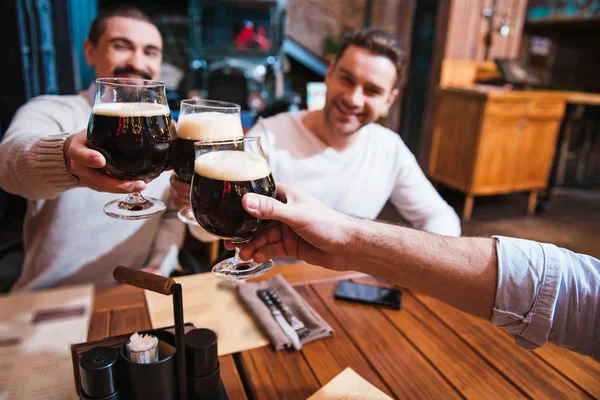 Foco seletivo de três copos cheios de cerveja — Fotografia de Stock