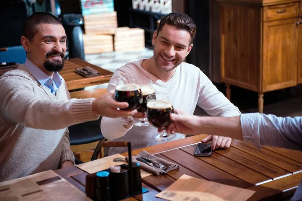 Amigos alegres positivos animando con cerveza —  Fotos de Stock