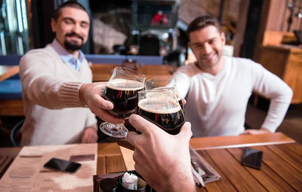 Foco seletivo de copos cheios de cerveja — Fotografia de Stock