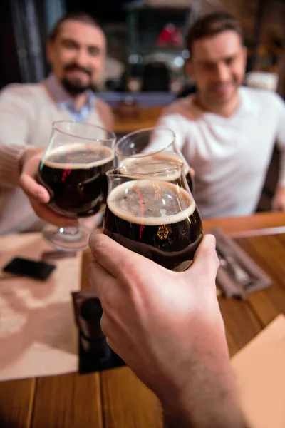 Brýle s pivem koná happy pěkné přátelé — Stock fotografie