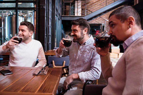 Hombres guapos positivos degustación de cerveza —  Fotos de Stock