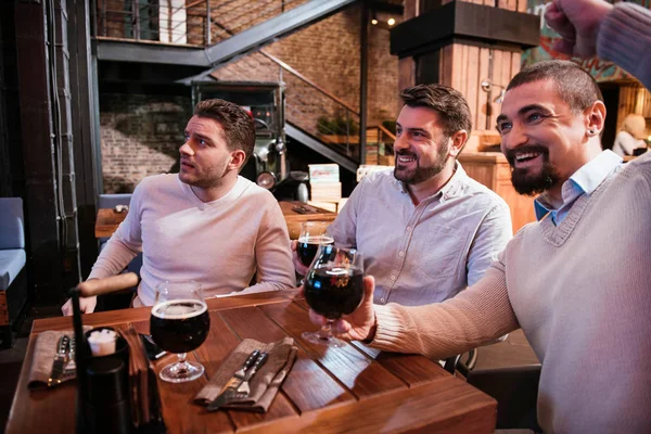 Homens alegres positivos assistindo futebol — Fotografia de Stock