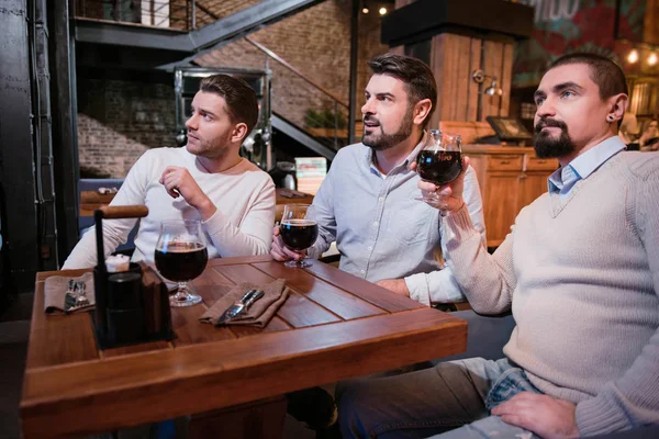 Serios hombres agradables pasar tiempo en el pub — Foto de Stock