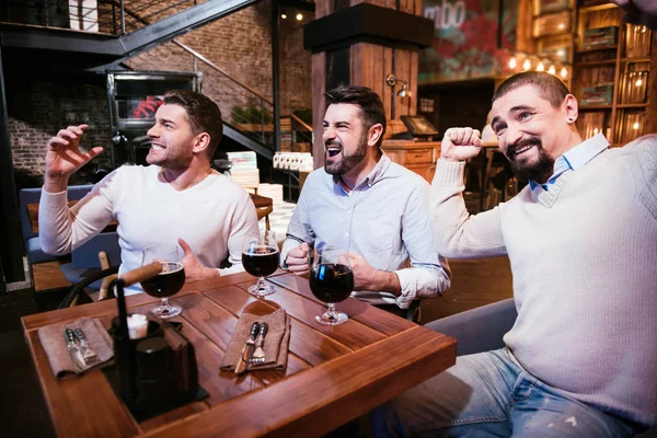 Hombres guapos positivos mostrando sus emociones — Foto de Stock