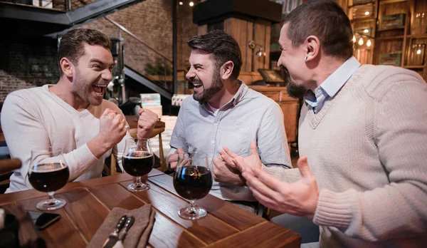 Hombres alegres y encantados expresando su felicidad — Foto de Stock