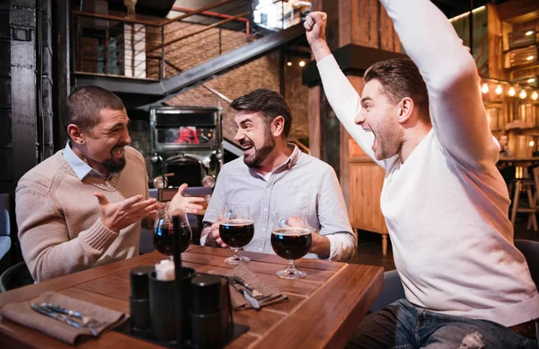 Bonito homem feliz segurando as mãos para cima — Fotografia de Stock