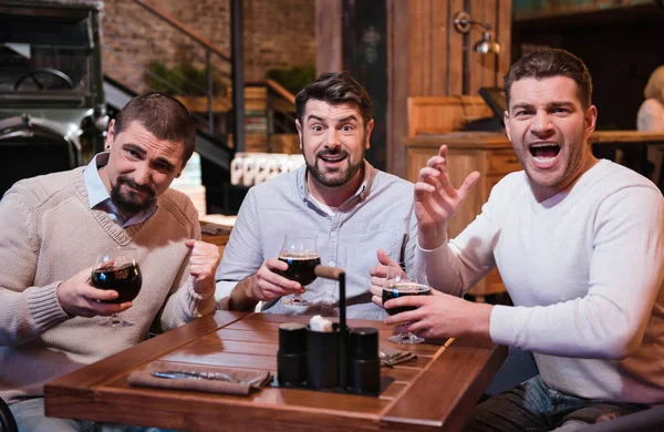 Homens emocionais de boa aparência assistindo jogos de esportes — Fotografia de Stock