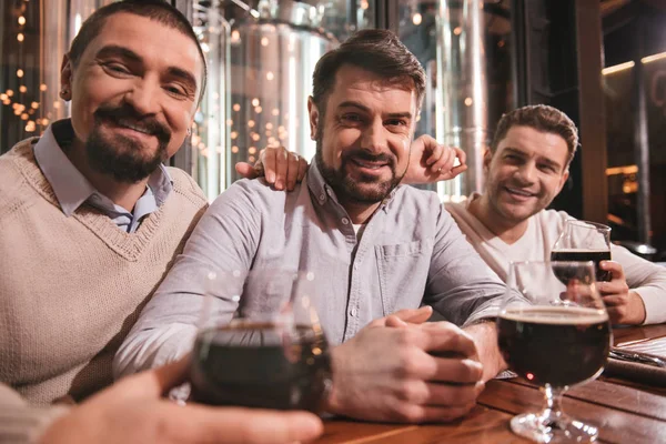 Bonitos amigos masculinos sentados juntos — Fotografia de Stock