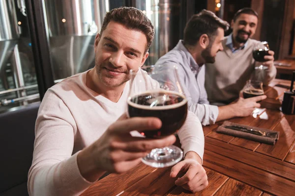 Hombre guapo y positivo bebiendo cerveza — Foto de Stock